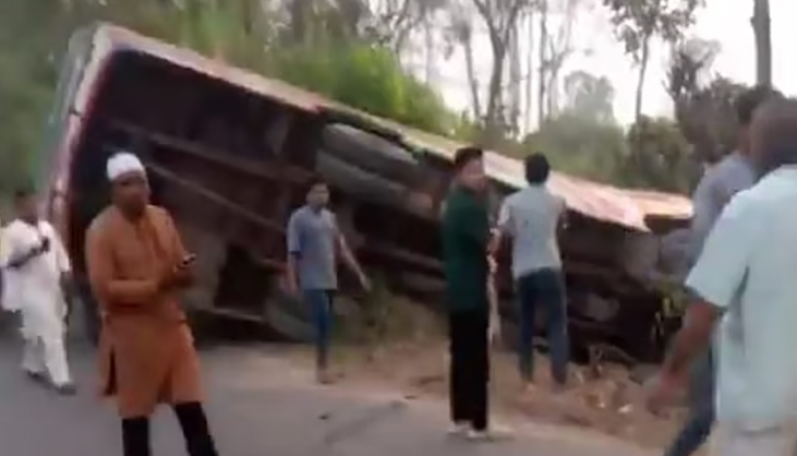 ফটিকছড়িতে বাস উল্টে নিহত ৩
