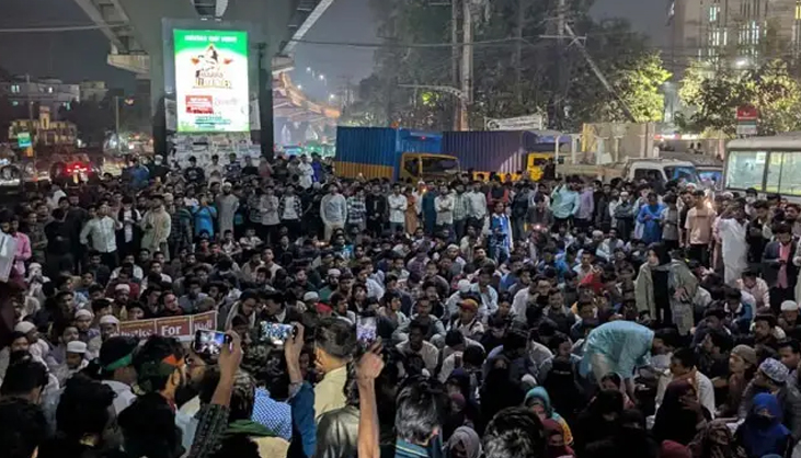 হাদী হত্যার বিচারের দাবিতে চট্টগ্রামে সড়ক অবরোধ