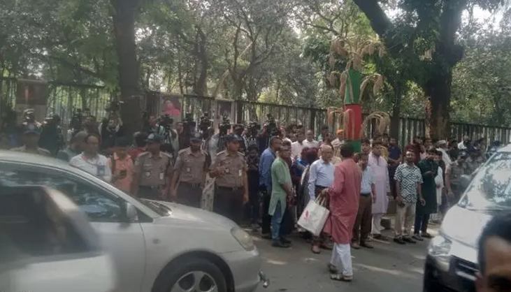 নারী আসনে মনোনয়ন প্রত্যাশীদের সাক্ষাৎকার নিচ্ছে বিএনপি