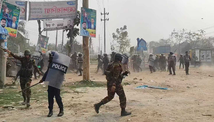 ঢাকা-ময়মনসিংহ মহাসড়ক অবরোধ, পোশাক শ্রমিকদের লাঠিচার্জ