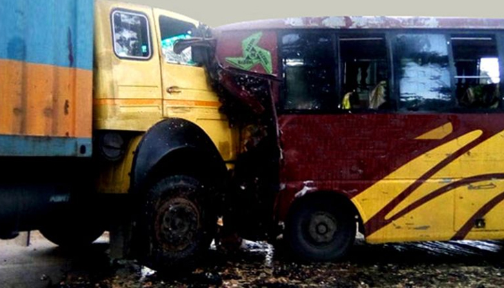ট্রাক-বাস সংঘর্ষে নিহত ৩, আহত ১২
