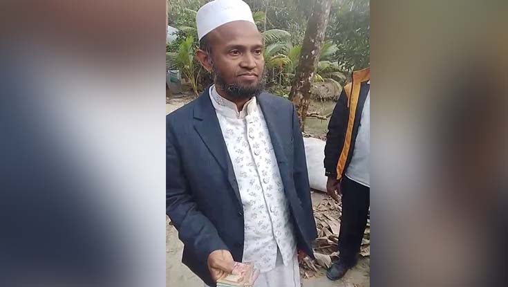 ভোটারদের টাকা দেয়ার সময় জনতার হাতে আটক জামায়াত নেতা