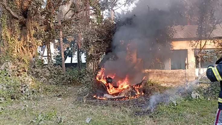 স্বতন্ত্র প্রার্থীর পত্রিকা অফিসের সামনে আগুন