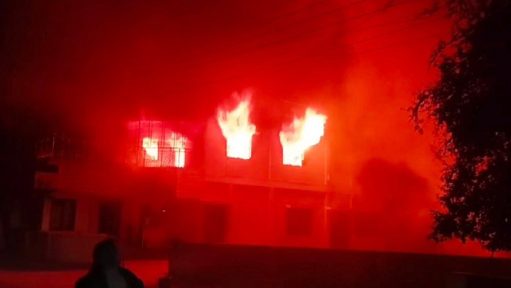 সাবেক নৌ প্রতিমন্ত্রীর বাড়িতে অগ্নিসংযোগ