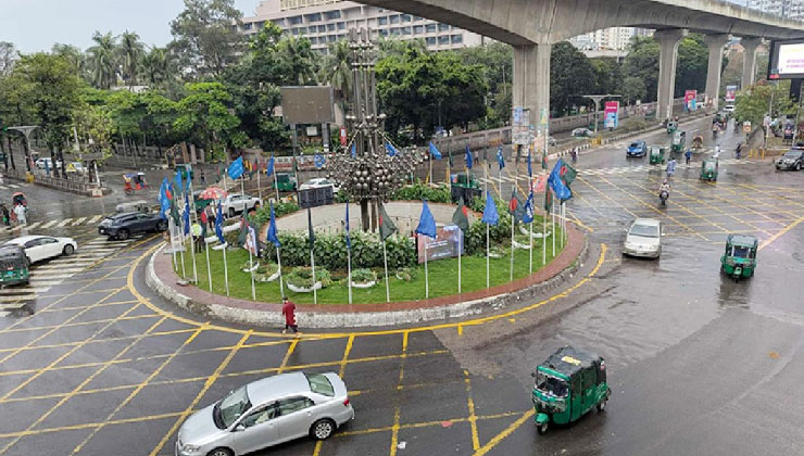 দিনভর গুঁড়ি গুঁড়ি বৃষ্টি, ফাঁকা ঢাকায় কমেছে যান চলাচল