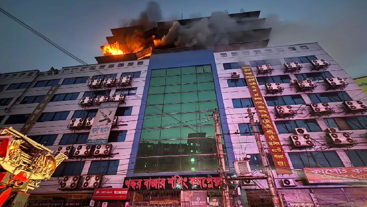 গুলিস্তানে শপিং কমপ্লেক্সে আগুন, নিয়ন্ত্রণে ৯ ইউনিট