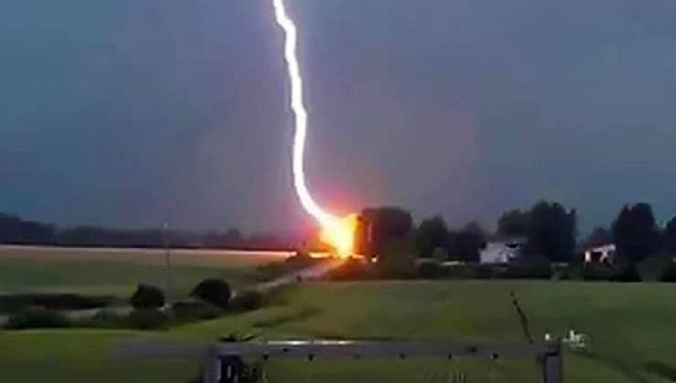 বজ্রপাতে সারাদেশে প্রাণ গেল ১২ জনের