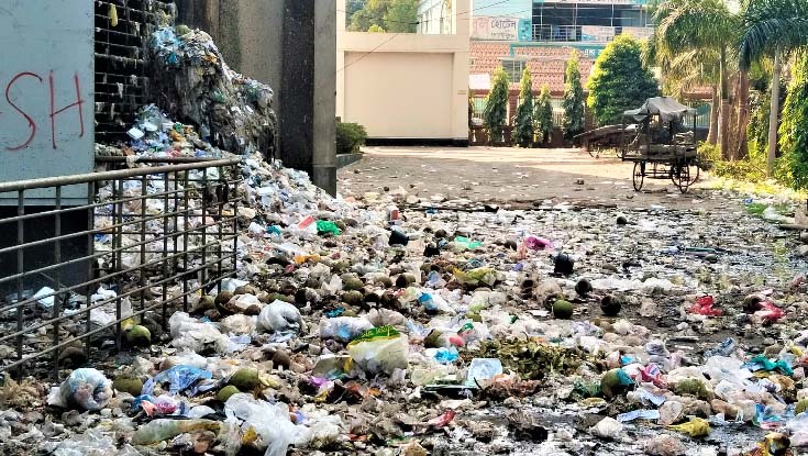 টাঙ্গাইল মেডিকেল কলেজ হাসপাতালের গেইটে ময়লার ভাগাড়