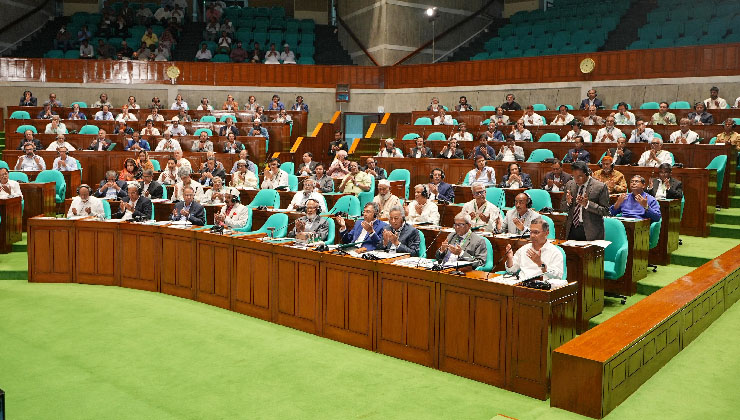 সংবিধান সংস্কারের আলোচনা প্রশ্নে উত্তপ্ত সংসদ