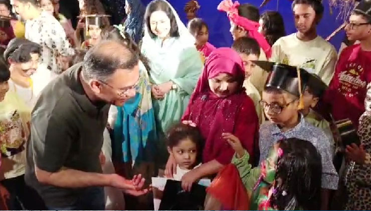 নাটক দেখতে বেইলী রোডে  প্রধানমন্ত্রী