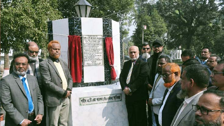 বাকৃবিতে বীর প্রতীক এটিএম খালেদের স্মৃতিস্তম্ভ সংস্কার কাজের উদ্বোধন