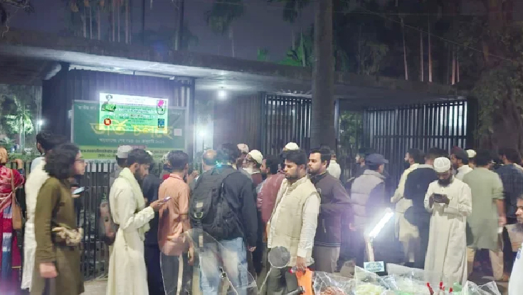 ওসমান হাদির কবর দেখতে রাতেও মানুষের ভিড়