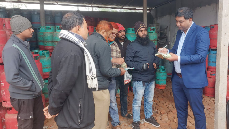 বেশি দামে গ্যাস সিলিন্ডার বিক্রি করায় তিন ব্যবসায়ীকে জরিমানা 