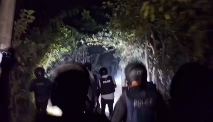 রাতের অন্ধকারে টর্চলাইট জ্বালিয়ে সংঘর্ষ