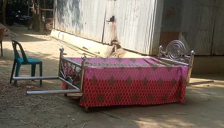 বাবার মরদেহ দাফনে সন্তানের বাধা