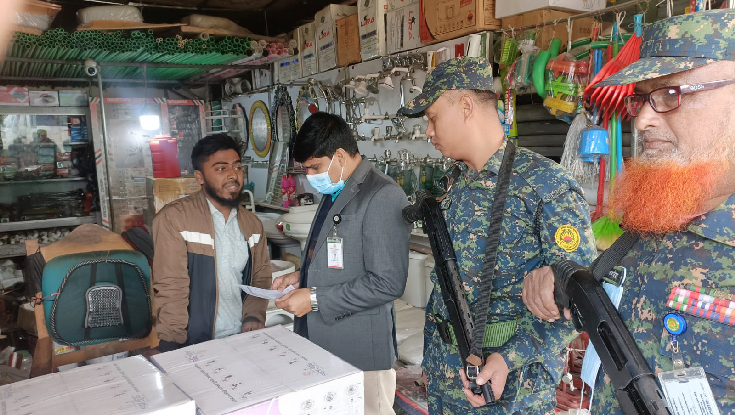 বেশি দামে গ্যাস সিলিন্ডার বিক্রির করায় ব্যবসায়ীকে জরিমানা