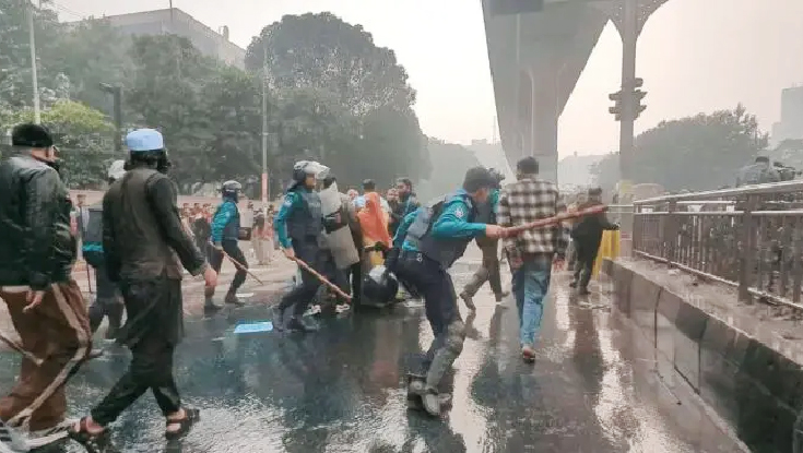 ৪ ঘণ্টা পর স্বাভাবিক কারওয়ান বাজার, যান চলাচল শুরু