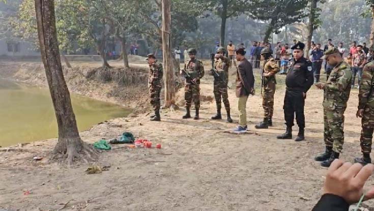 পুকুর মাছ ধরার জালে উঠলো ৭ ককটেল