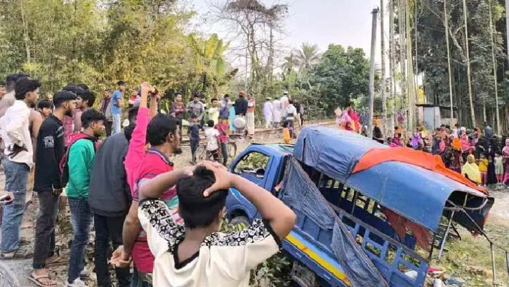 ফরিদপুরে ট্রেন-পিকআপে সংঘর্ষ, দুই ভাইসহ নিহত ৩
