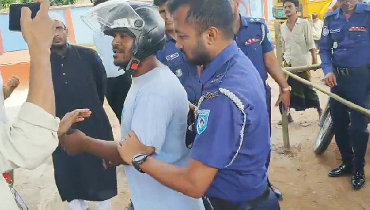 পুলিশের উপর চড়াও হওয়ায় ২ বাইকার আটক