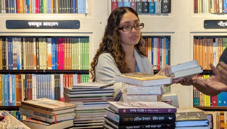 বই কিনতে বাংলামটরে জাইমা রহমান
