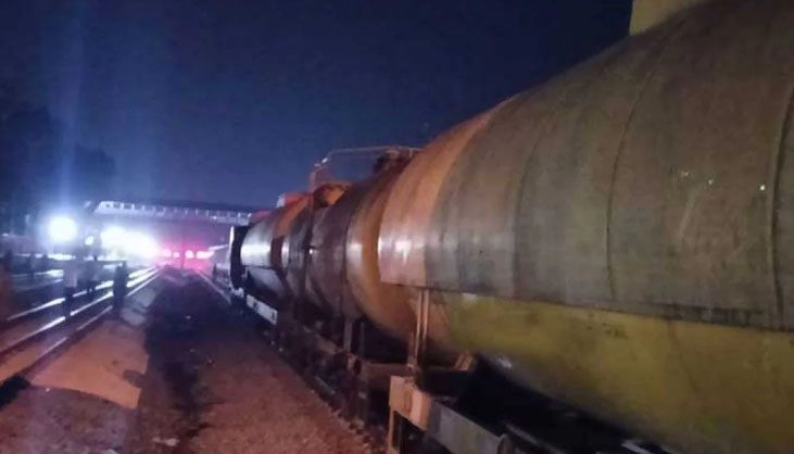 তেলবাহী ট্রেন লাইনচ্যুত, রেল যোগাযোগ বন্ধ