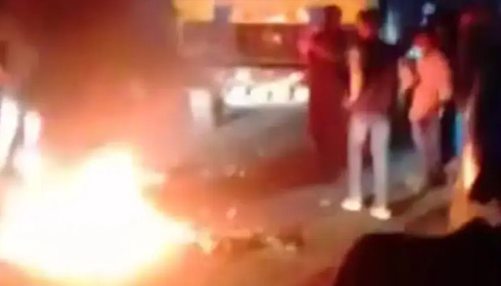 তেল না পেয়ে পেট্রোল পাম্পের সামনে আগুন