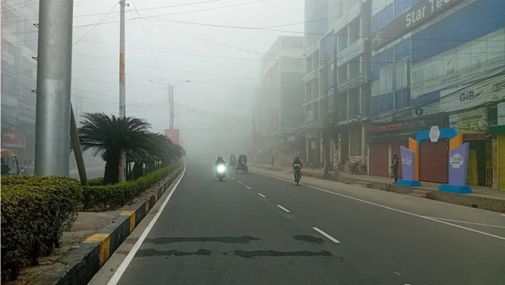 কুয়াশার চাদরে ‘ঢাকা’ রাজধানী, কমেছে তাপমাত্রা