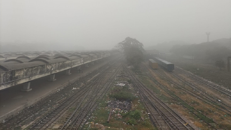 কুয়াশার চাদরে ‘ঢাকা’ রাজধানী, জনজীবনে ভোগান্তি