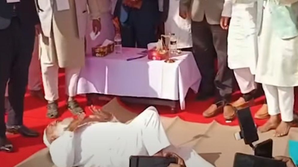 মঞ্চেই শুয়ে পড়লেন জামায়াত আমীর