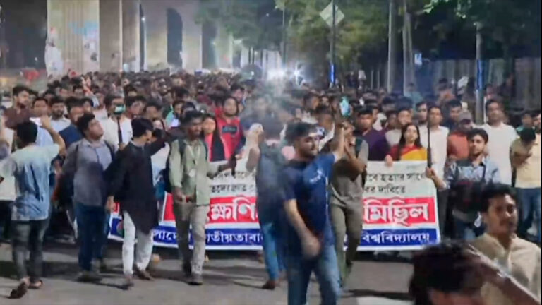ব্যবসায়ী হত্যার প্রতিবাদে ঢাবি ছাত্রদলের বিক্ষোভ ব্যবসায়ী হত্যার প্রতিবাদে ঢাবি ছাত্রদলের বিক্ষোভ