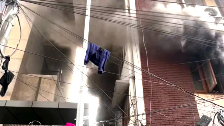 এলিফ্যান্ট রোডে আবাসিক ভবনে আগুন