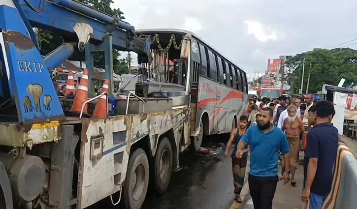 দুই বাসের মুখোমুখি সংঘর্ষে নারীসহ নিহত ৩