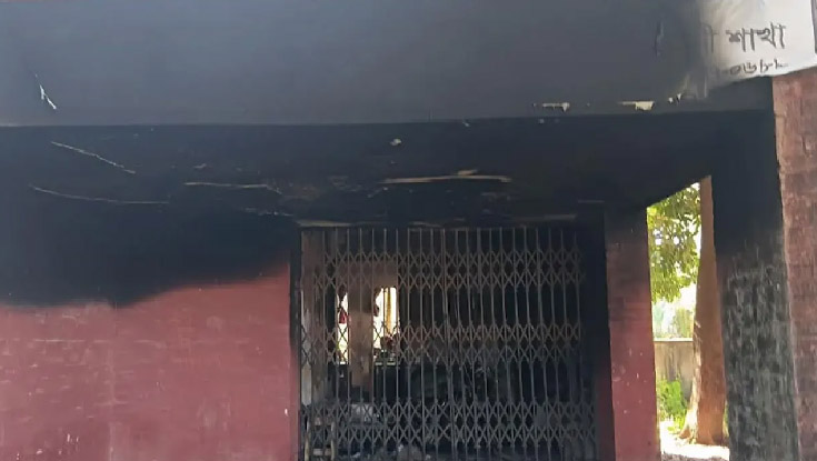 ফেনীতে গ্রামীণ ব্যাংকে দুর্বৃত্তদের আগুন