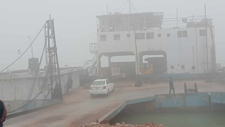 পাটুরিয়া-দৌলতদিয়া রুটে ফেরি চলাচল বন্ধ