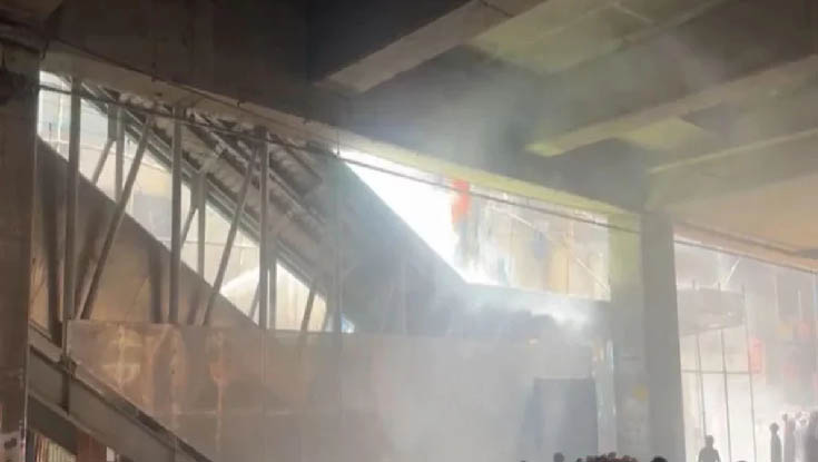 শেওড়াপাড়ায় মেট্রো স্টেশনের পাশের ভবনে আগুন