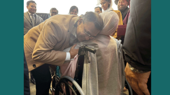 সাত বছর আগের মা-ছেলের আবেগাপ্লুত সেই দৃশ্য আজও হিথ্রোতে সাত বছর আগের মা-ছেলের আবেগাপ্লুত সেই দৃশ্য আজও হিথ্রোতে