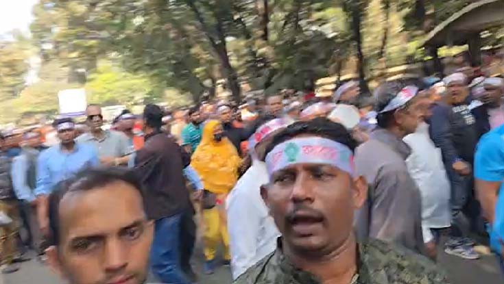 যমুনা অভিমুখে সরকারি কর্মচারীদের বিক্ষোভ