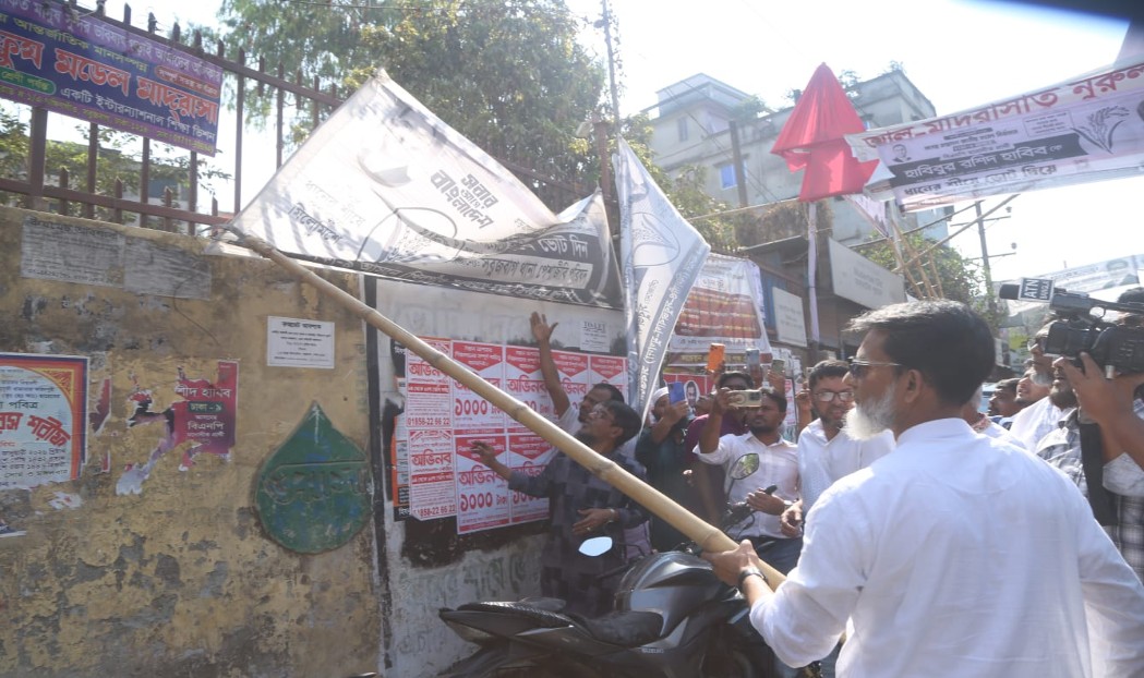 নিজের ব্যানার সরিয়ে পরিচ্ছন্নতা কাজ শুরু করলেন নয়া এমপি হাবিব