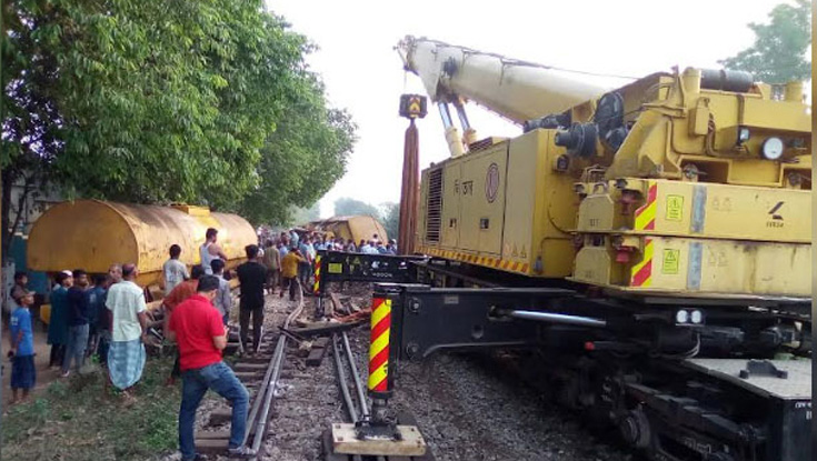 ১২ ঘন্টা পরও ঢাকা-সিলেট রেল যোগাযোগ স্বাভাবিক হয়নি