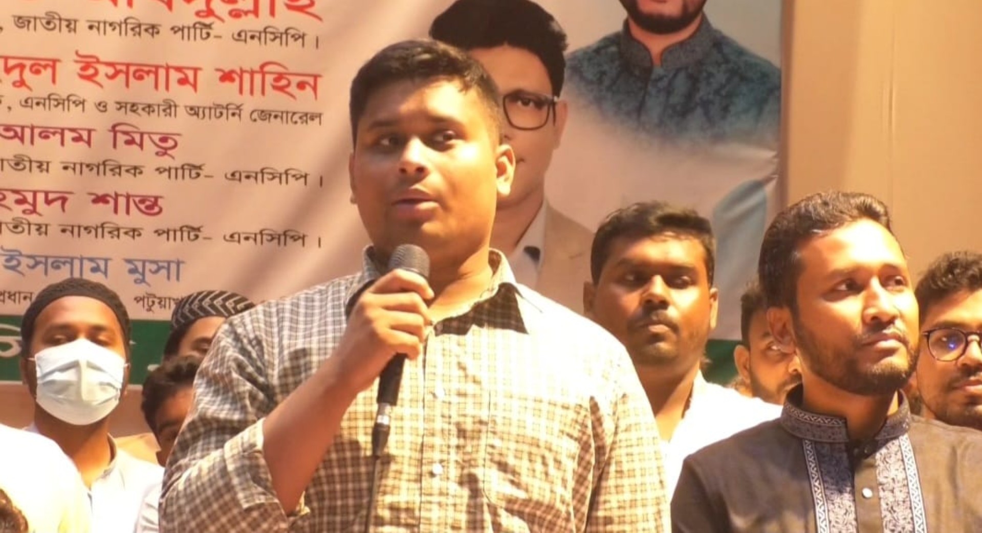 ‘জুলাইর সার্টিফিকেট চুপ্পুর কাছে থেকে নেয়ার বদলে বিষ খেয়ে মরা ভালো’ ‘জুলাইর সার্টিফিকেট চুপ্পুর কাছে থেকে নেয়ার বদলে বিষ খেয়ে মরা ভালো’