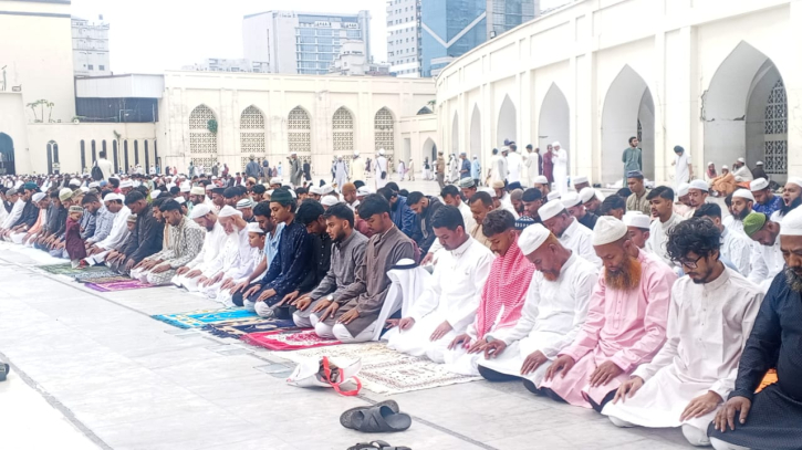 ঈদ মোনাজাতে মুসলিম উম্মার জন্য শান্তি কামনা