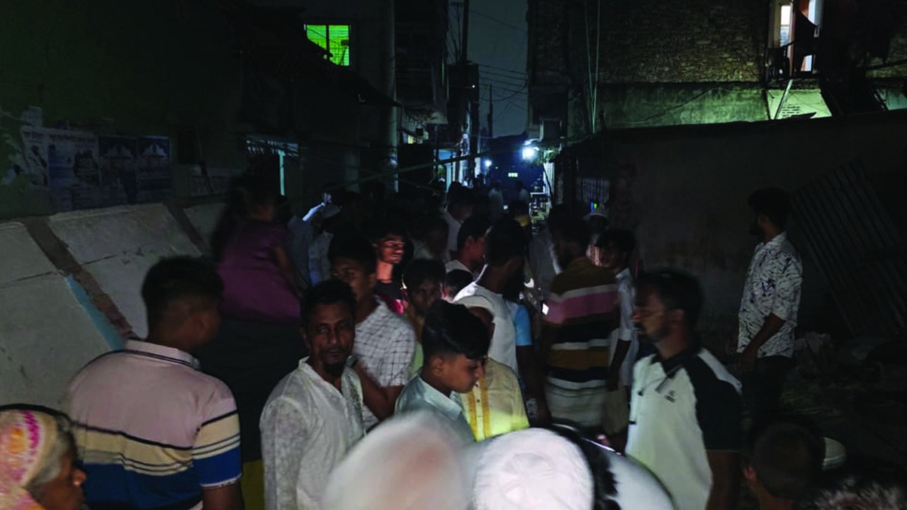 গ্যাস লিকেজে বিস্ফোরণে উড়ে গেল ঘরের ছাদ