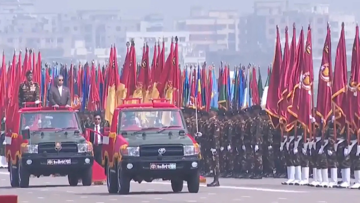 বর্ণাঢ্য কুচকাওয়াজে স্বাধীনতা দিবস উদযাপন