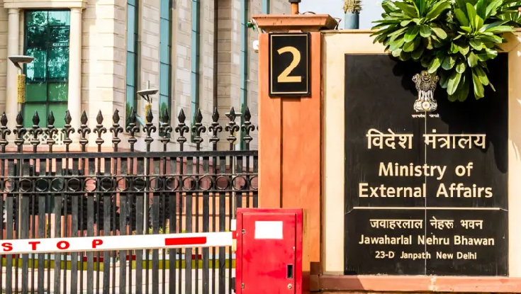 ভারতীয় কূটনীতিকদের পরিবার সরিয়ে নেয়ার খবর, বাংলাদেশকে কী বার্তা দিচ্ছে?