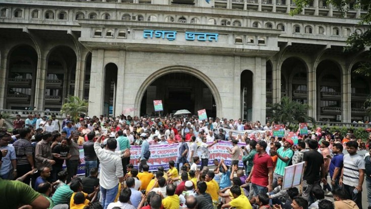 নগর ভবনের সামনে জড়ো হচ্ছেন ইশরাকপন্থীরা নগর ভবনের সামনে জড়ো হচ্ছেন ইশরাকপন্থীরা