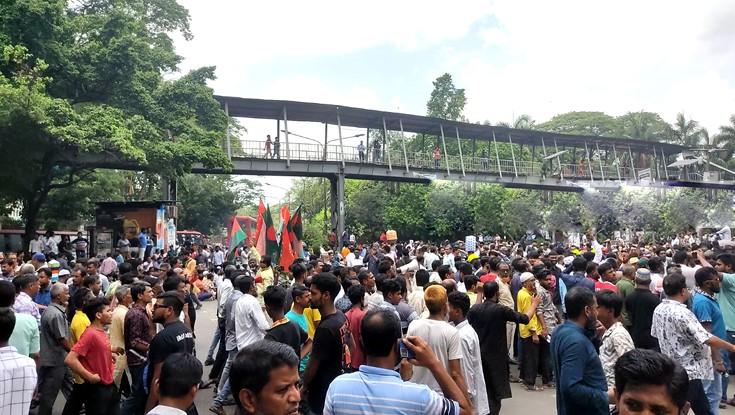 এবার মৎস্য ভবন মোড় অবরোধ ইশরাক সমর্থকদের এবার মৎস্য ভবন মোড় অবরোধ ইশরাক সমর্থকদের