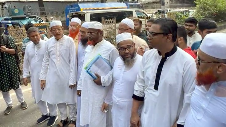 মিছিলে পুলিশের বাধা, স্মারকলিপি নিয়ে যমুনায় আট দলের নেতারা 