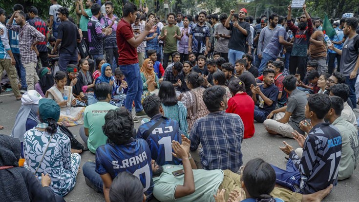 বাদ জুমা গণঅনশনে বসছে জবি শিক্ষার্থীরা বাদ জুমা গণঅনশনে বসছে জবি শিক্ষার্থীরা