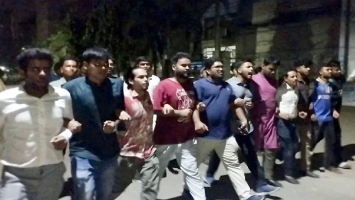 জবি ছাত্রীকে যৌন হয়রানির প্রতিবাদে শিক্ষার্থীদের বিক্ষোভ জবি ছাত্রীকে যৌন হয়রানির প্রতিবাদে শিক্ষার্থীদের বিক্ষোভ